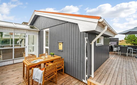 Hanne - 750M from the Sea: Bois, Domicile, Porte, Plate-Forme, Planche, Dur, Chalet, Tache De Bois, Porche, Ombre