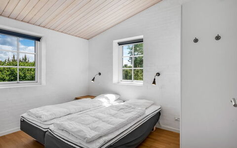 Merit - 3.2Km from the Sea: Bois, Domicile, Sol, Plafond, Chambre, Dur, Cadre De Lit, Lit, Planche, Tache De Bois