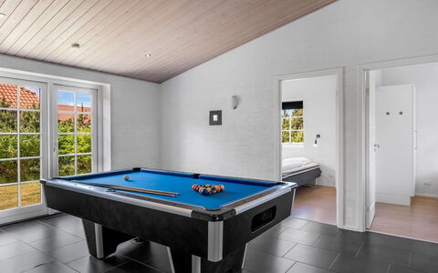 Merit - 3.2Km from the Sea: Meubles, Bois, Design Intérieur, Sol, Sol, Chaise, Pièce, Plafond, Salon, Appartement