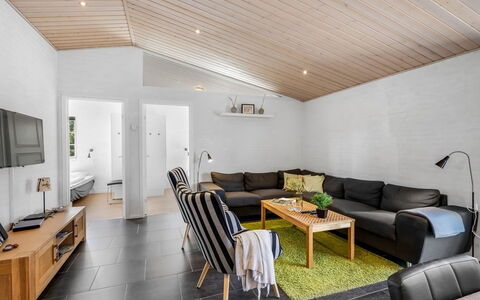 Merit - 3.2Km from the Sea: Meubles, Bois, Design Intérieur, Sol, Sol, Chaise, Pièce, Plafond, Salon, Appartement