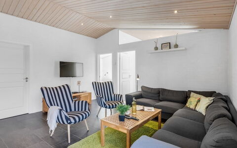 Merit - 3.2Km from the Sea: Meubles, Bois, Design Intérieur, Sol, Sol, Chaise, Pièce, Plafond, Salon, Appartement