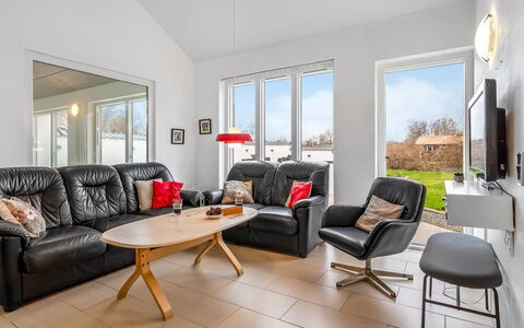 Synne - 350M from the Sea: Meubles, Design Intérieur, Canapé, Sol, Salon, Pièce, Plafond, Sol, Éclairage, Table