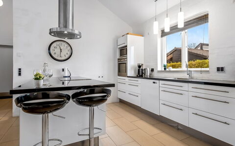 Synne - 350M from the Sea: Meubles, Sol, Design Intérieur, Cuisine, Comptoir, Cabinetry, Bois, Sol, Domicile, Plafond