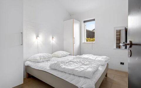 Synne - 350M from the Sea: Mur, Lit, Chambre, Plafond, Design Intérieur, Sol, Literie, Drap De Lit, Sol, Cadre De Lit