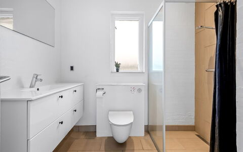 Synne - 350M from the Sea: Salle De Bains, Luminaire Plomberie, Sol, Sol, Design Intérieur, Mur, Lavabo, Évier, Armoire De Toilette, Toilette