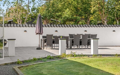 Synne - 350M from the Sea: Arbuste, Jardin, Mobilier De Jardin, Meubles, Domicile, Ombre, Aménagement Paysager, Pot De Fleur, Cour