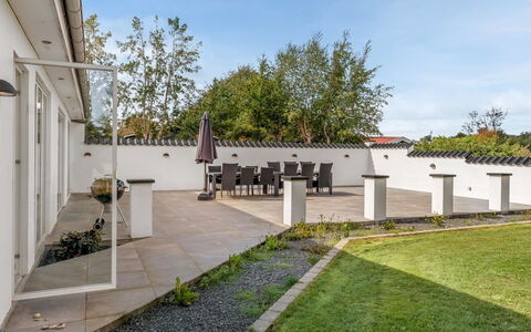 Synne - 350M from the Sea: Domicile, Jardin, Lot Terre, Biens, Ombre, Aménagement Paysager, Cour, Béton, Cour, Passerelle