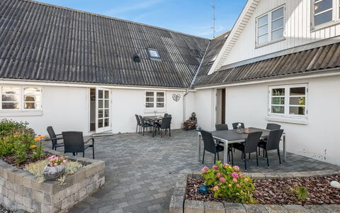 Pauna - 2.5Km from the Sea: Meubles, Bois, Design Intérieur, Sol, Sol, Chaise, Pièce, Plafond, Salon, Appartement