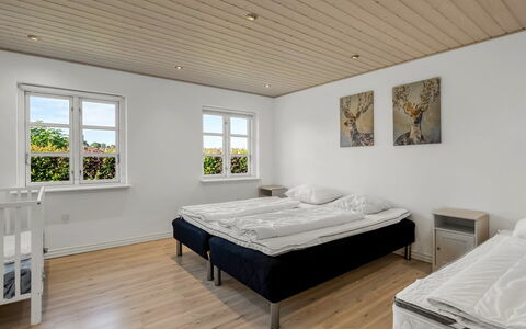 Pauna - 2.5Km from the Sea: Bois, Sol, Chambre, Lit, Domicile, Cadre De Lit, Appartement, Literie, Plafond, Dur