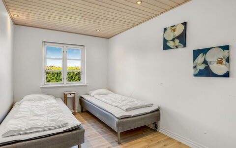 Pauna - 2.5Km from the Sea: Chambre, Bois, Lit, Sol, Literie, Design Intérieur, Cadre De Lit, Sol, Drap De Lit, Plafond