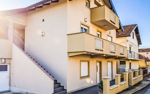 Sara: Zone Résidentielle, Façade, Domicile, Maison, Appartement, Balcon, Banlieue, Hôtel