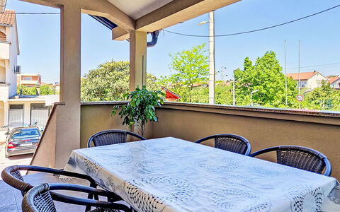 Sara: Meubles, Design Intérieur, Sol, Sol, Appartement, Balcon, Chaise, Mobilier De Jardin, Ombre, Plafond