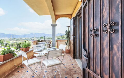 Lo Smeraldo: Meubles, Design Intérieur, Sol, Sol, Chaise, Plafond, Balcon, Appartement, Table Cuisine Et Salle A Manger, Plante D'Appartement