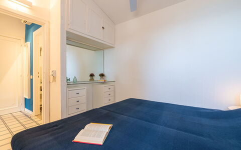 Pellicano: Design Intérieur, Sol, Sol, Mur, Meubles, Plafond, Bois, Chambre, Lit, Pièce