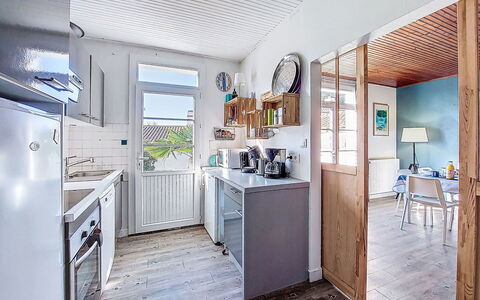 Charme de la Linière: Meubles, Cuisine, Bois, Sol, Design Intérieur, Principaux Appliance, Comptoir, Sol, Appareil De Cuisine, Cabinetry