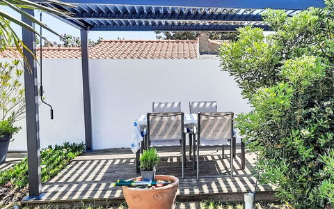 Charme de la Linière: Arbuste, Jardin, Mobilier De Jardin, Ombre, Pot De Fleur, Aménagement Paysager, Arrière-Cour, Eco Hôtel, Cour