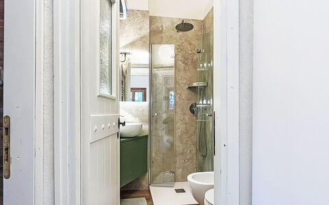Grual: Salle De Bains, Mur, Sol, Luminaire Plomberie, Design Intérieur, Sol, Toilette, Lavabo, Plomberie, Évier