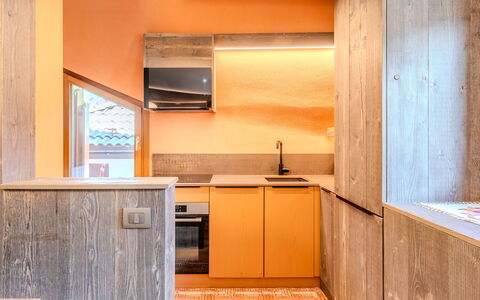 Grual: Cuisine, Bois, Comptoir, Design Intérieur, Sol, Sol, Marron, Évier, Evier, Tache De Bois