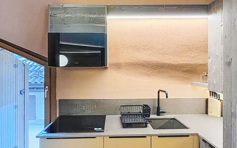Grual: Cuisine, Mur, Comptoir, Design Intérieur, Bois, Sol, Appareil De Cuisine, Plafond, Principaux Appliance, Éclairage