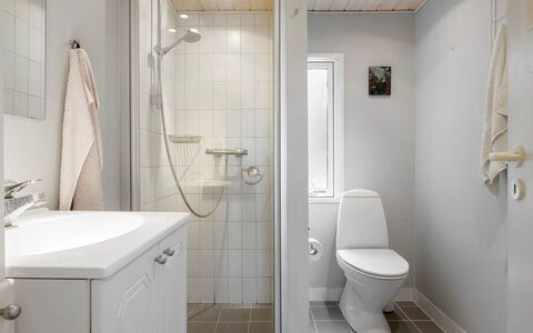 Patti - 700M from the Sea: Luminaire Plomberie, Salle De Bains, Mur, Sol, Siège De Toilette, Toilette, Design Intérieur, Sol, Évier, Lavabo