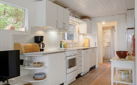Patti - 700M from the Sea: Cuisine, Comptoir, Appareil De Cuisine, Design Intérieur, Sol, Meubles, Principaux Appliance, Bois, Sol, Cabinetry