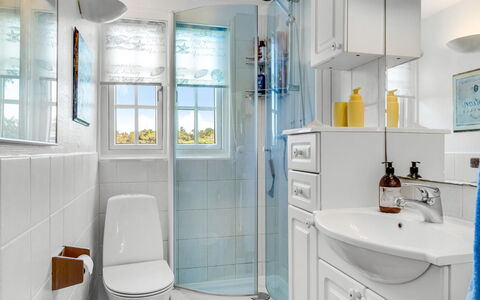 Åsta - 200M from the Sea: Salle De Bains, Luminaire Plomberie, Design Intérieur, Évier, Sol, Sol, Lavabo, Robinet, Toilette, Armoire De Toilette