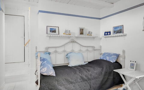 Åsta - 200M from the Sea: Chambre, Mur, Meubles, Design Intérieur, Lit, Literie, Linge, Sol, Sol, Drap De Lit