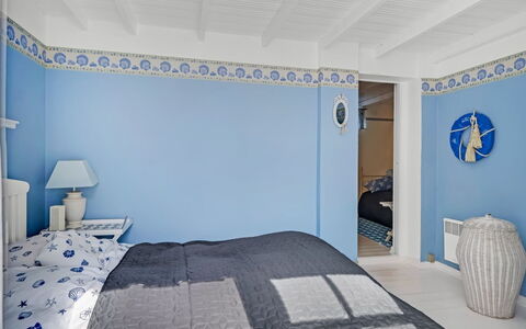 Åsta - 200M from the Sea: Bleu, Mur, Design Intérieur, Chambre, Plafond, Lit, Sol, Sol, Textile, Domicile