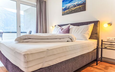 Glück auf: Chambre, Lit, Literie, Oreiller, Drap De Lit, Cadre De Lit, Pièce, Throw Pillow, Appartement, Linge
