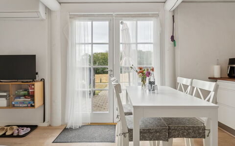 Ruse - 6Km from the Sea: Meubles, Sol, Design Intérieur, Sol, Bois, Table, Table Cuisine Et Salle A Manger, Chaise, Parquet, Salle À Manger