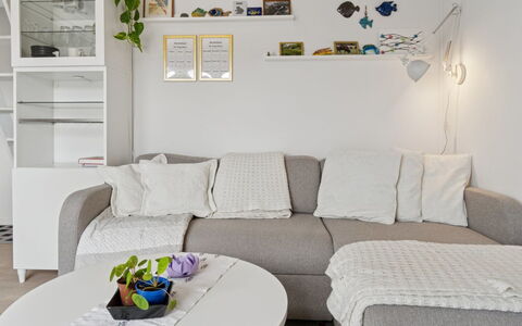 Ruse - 6Km from the Sea: Meubles, Design Intérieur, Canapé, Mur, Sol, Salon, Sol, Pièce, Éclairage, Appartement