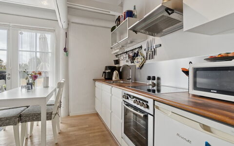 Ruse - 6Km from the Sea: Appareil De Cuisine, Cuisine, Comptoir, Meubles, Principaux Appliance, Sol, Design Intérieur, Cabinetry, Électroménager, Cuisinière