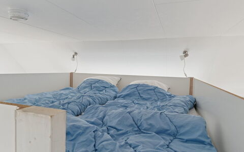 Ruse - 6Km from the Sea: Chambre, Sol, Sol, Lit, Drap De Lit, Literie, Linge, Plafond, Cadre De Lit, Matelas