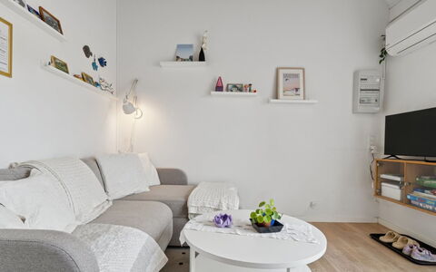 Ruse - 6Km from the Sea: Meubles, Design Intérieur, Canapé, Mur, Sol, Salon, Pièce, Sol, Appartement, Domicile