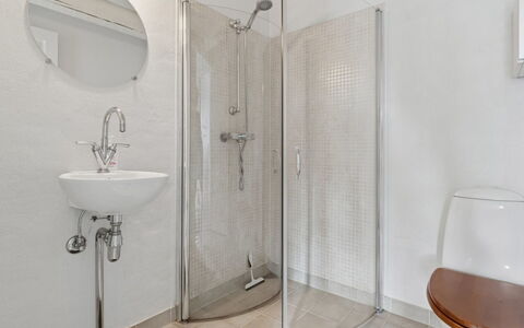 Ruse - 6Km from the Sea: Salle De Bains, Luminaire Plomberie, Sol, Sol, Design Intérieur, Plomberie, Douche, Plafond, Toilette, Pièce