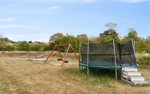 Ruse - 6Km from the Sea: Trampoline, Trampolining - Materiel Et Fournitures, Plaine, Équipement Extérieur Play, Lot Terre, Net, Ombre, Trampolining, Pelouse, Jardin