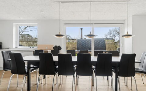 Cyrill - 2Km from the Sea: Meubles, Sol, Table, Bois, Chaise, Sol, Design Intérieur, Table Cuisine Et Salle A Manger, Éclairage, Salle À Manger