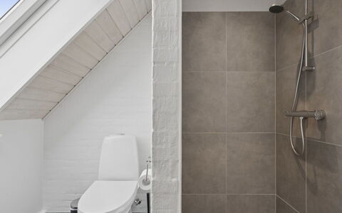 Cyrill - 2Km from the Sea: Sol, Mur, Luminaire Plomberie, Sol, Salle De Bains, Design Intérieur, Toilette, Plafond, Plomberie, Tuile