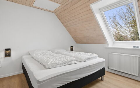 Cyrill - 2Km from the Sea: Bois, Chambre, Plafond, Lit, Design Intérieur, Sol, Sol, Cadre De Lit, Literie, Domicile