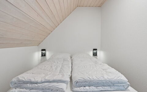 Cyrill - 2Km from the Sea: Bois, Plafond, Chambre, Sol, Sol, Design Intérieur, Éclairage, Lit, Linge, Literie