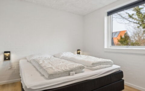 Cyrill - 2Km from the Sea: Plafond, Sol, Chambre, Literie, Gelé, Cadre De Lit, Lit, L'Hiver, Drap De Lit, Daylighting
