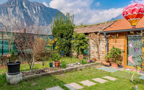 Arcobaleno House Gardalake: Chaîne De Montagnes, Jardin, Printemps, Vallée, Cour, Alpes, Pelouse, Aménagement Paysager, Ombre, Eco Hôtel