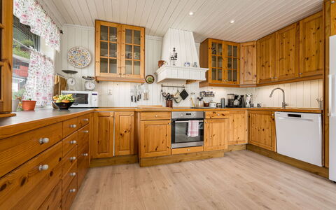 Høyanger Panorama: Bois, Cuisine, Cabinetry, Comptoir, Placard, Sol, Plafond, Appareil De Cuisine, Meubles, Domicile