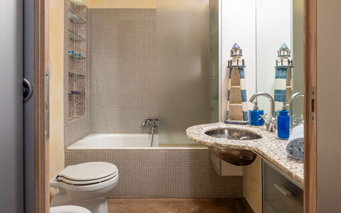 Stella Marina Apartment with Pool, Porto Santo Ste: Salle De Bains, Luminaire Plomberie, Design Intérieur, Mur, Sol, Sol, Toilette, Plomberie, Comptoir, Robinet
