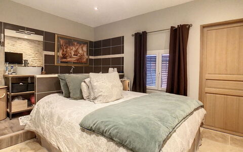 Villa Clem: Meubles, Lit, Design Intérieur, Chambre, Sol, Sol, Literie, Plafond, Drap De Lit, Bois