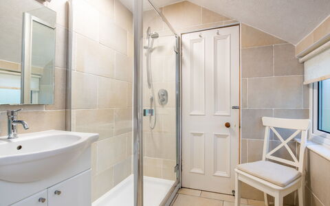 Netherwood: Salle De Bains, Luminaire Plomberie, Sol, Design Intérieur, Sol, Évier, Plomberie, Plafond, Robinet, Pièce