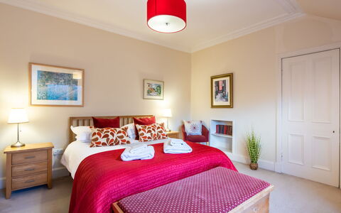 Netherwood: Meubles, Lit, Design Intérieur, Chambre, Drap De Lit, Sol, Literie, Bois, Sol, Plafond
