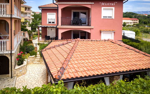 Rab Lopar 111: Zone Résidentielle, Maison, Domicile, Toit, Architecture, Façade, Balcon, Porche, Biens, Ombre