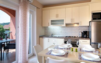 Mistral 111.2: Design Intérieur, Meubles, Chaise, Appartement, Table Cuisine Et Salle A Manger, Comptoir, Tache De Bois, Évier, Cuisine, Luminaire Plomberie