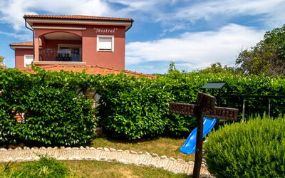 Rab Lopar 111: Arbuste, Maison, Domicile, Toit, Jardin, Haie, Biens, Hacienda, Aménagement Paysager, Plantation